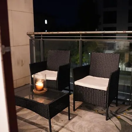 Апартаменты Skyview Retreat Spacious Comfort Лукан